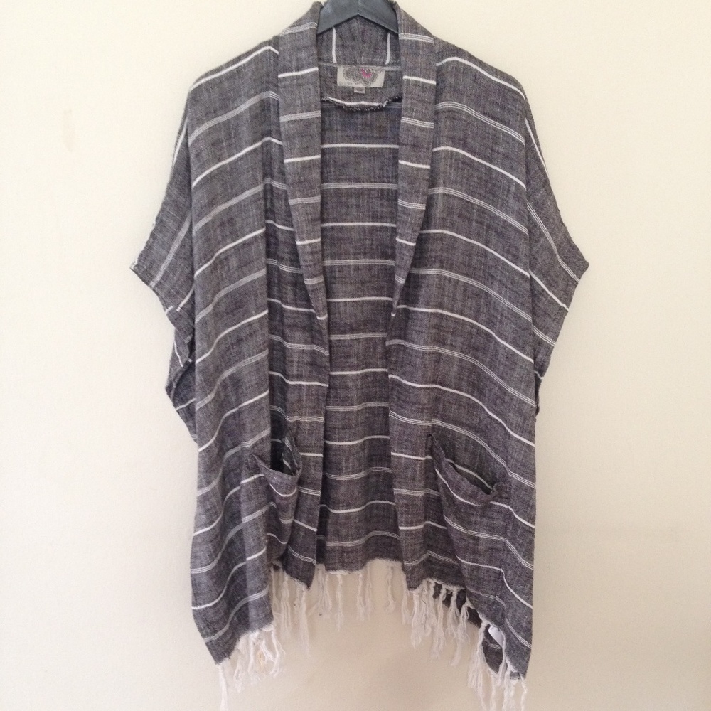 Ecote  women fringed poncho with pockets. O/S
